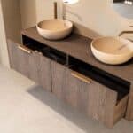 Rond hangend donker eiken badkamermeubel 160 cm met vlak front, eiken blad en beige limestone waskom