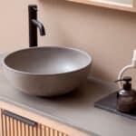 Eiken badkamermeubel 120 cm met één lade en grijs limestone blad met witte keramische waskom