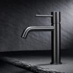 Stijlvolle lage wastafelkraan in black gun metal, ontworpen voor gebruik bij een badmeubel met wastafel. Voorzien van een duurzame PVD-coating, 5 jaar garantie en verkrijgbaar in 6 kleuren.