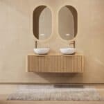 Rond hangend naturel eiken badkamermeubel 140 cm met groevenfront, eiken blad en witte solid surface waskom