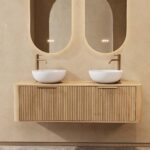 Rond hangend naturel eiken badkamermeubel 140 cm met groevenfront, eiken blad en witte solid surface waskom