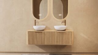 Rond hangend naturel eiken badkamermeubel 140 cm met groevenfront, eiken blad en witte solid surface waskom