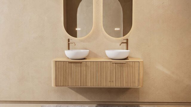 Rond hangend naturel eiken badkamermeubel 140 cm met groevenfront, eiken blad en witte solid surface waskom