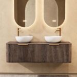 Rond hangend donker eiken badkamermeubel 140 cm met groevenfront, eiken blad en witte solid surface waskom