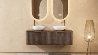 Rond hangend donker eiken badkamermeubel 140 cm met groevenfront, eiken blad en witte solid surface waskom