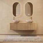 Rond hangend naturel eiken badkamermeubel 160 cm met groevenfront, eiken blad en beige limestone waskom