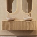 Rond hangend naturel eiken badkamermeubel 160 cm met groevenfront, eiken blad en beige limestone waskom