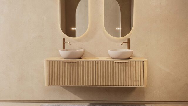 Rond hangend naturel eiken badkamermeubel 160 cm met groevenfront, eiken blad en beige limestone waskom