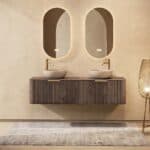 Rond hangend donker eiken badkamermeubel 160 cm met groevenfront, eiken blad en beige limestone waskom