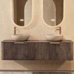 Rond hangend donker eiken badkamermeubel 160 cm met groevenfront, eiken blad en beige limestone waskom