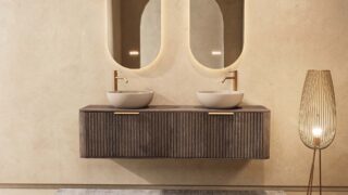 Rond hangend donker eiken badkamermeubel 160 cm met groevenfront, eiken blad en beige limestone waskom