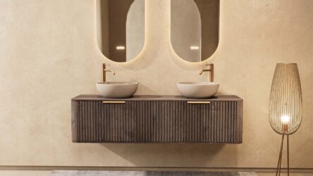 Rond hangend donker eiken badkamermeubel 160 cm met groevenfront, eiken blad en beige limestone waskom