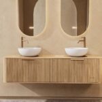 Rond hangend naturel eiken badkamermeubel 160 cm met groevenfront, eiken blad en witte solid surface waskom