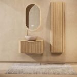 Rond hangend naturel eiken badkamermeubel 80 cm met groevenfront, eiken blad en beige limestone waskom