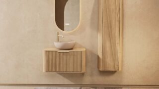 Rond hangend naturel eiken badkamermeubel 80 cm met groevenfront, eiken blad en beige limestone waskom