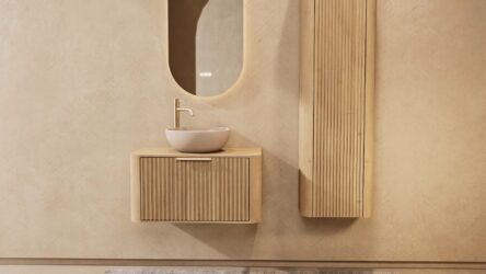 Rond hangend naturel eiken badkamermeubel 80 cm met groevenfront, eiken blad en beige limestone waskom
