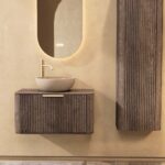 Rond hangend donker eiken badkamermeubel 80 cm met groevenfront, eiken blad en beige limestone waskom