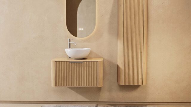 Het Contour Curved badkamermeubel met groevenfront in eiken Naturel brengt rust en warmte in elke badkamer. De perfecte rondingen en zacht afgeronde hoeken geven dit massieve eiken meubel een vriendelijke, elegante uitstraling. Het wastafelblad is ev