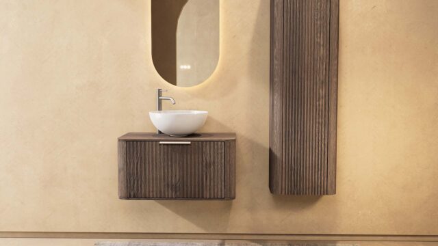 Het Contour Curved badkamermeubel met groevenfront in donker eiken straalt luxe en karakter uit. De ronde vormen en de zachte hoeken geven het meubel een moderne elegantie, terwijl het volledig massieve eikenhout — inclusief het wastafelblad — zorgt