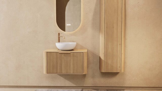 Het Contour Curved badkamermeubel met groevenfront in eiken Naturel combineert zachte vormen met hoogwaardige materialen. Het ronde ontwerp met afgeronde hoeken geeft het meubel een rustige uitstraling, terwijl het volledig massieve eikenhout — inclu