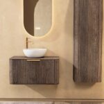 Rond hangend donker eiken badkamermeubel 80 cm met groevenfront, eiken blad en witte solid surface waskom