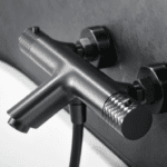 Moderne thermostatische bad/douchekraan in gunmetal met duurzame PVD-coating. Geleverd als complete set met handdouche, doucheslang en wandhaak. Verkrijgbaar in 5 kleuren.