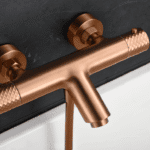 Thermostatische bad/douchekraan in geborsteld koper met duurzame PVD-coating. Geleverd als complete set met handdouche, doucheslang en wandhaak. Verkrijgbaar in 5 kleuren.