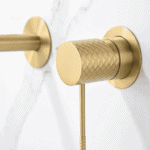 Moderne muurwastafelkraan in geborsteld goud voor wandmontage boven een wastafel of waskom. Voorzien van een duurzame PVD-coating, 5 jaar garantie en verkrijgbaar in 5 kleuren.