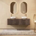 Rond hangend donker eiken badkamermeubel 160 cm met groevenfront, eiken blad en witte solid surface waskom