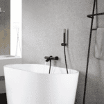 Stijlvolle thermostatische bad/douchekraan in mat zwart. Geleverd als complete set met handdouche, doucheslang en wandhaak. Verkrijgbaar in 6 kleuren.