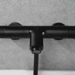 Stijlvolle thermostatische bad/douchekraan in mat zwart. Geleverd als complete set met handdouche, doucheslang en wandhaak. Verkrijgbaar in 6 kleuren.