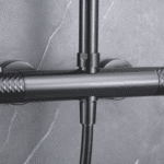 Luxe opbouwdoucheset in Black Gun Metal met PVD-coating, thermostatische douchekraan en hoofddouche van Ø20 cm. Inclusief verstelbare handdouche. Verkrijgbaar in 5 kleuren en 5 jaar garantie.