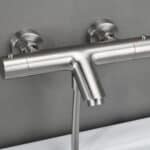 Stijlvolle thermostatische bad/douchekraan in geborsteld nikkel. Geleverd als complete set met handdouche, doucheslang en wandhaak. Verkrijgbaar in 6 kleuren.