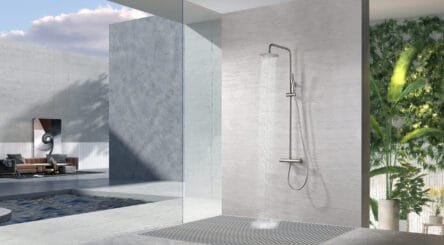Moderne opbouwdoucheset in geborsteld nikkel, thermostatische douchekraan en hoofddouche van Ø20 cm. Inclusief verstelbare handdouche. Verkrijgbaar in 6 kleuren en 5 jaar garantie.