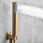 Thermostatische inbouwdoucheset in geborsteld goud met PVD-coating, voorzien van een hoofddouche van Ø25 cm en een losse handdoucheset. Uitgevoerd met plafondaansluiting. Verkrijgbaar in 6 kleuren en geleverd met 5 jaar garantie.