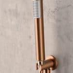 Stijlvolle thermostatische inbouwdoucheset in geborsteld koper met PVD-coating, een hoofddouche van Ø25 cm en een losse handdoucheset. Uitgevoerd met plafondaansluiting. Verkrijgbaar in 6 kleuren en geleverd met 5 jaar garantie.