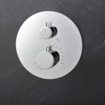 Moderne thermostatische inbouwdoucheset in chroom met een hoofddouche van Ø25 cm en een losse handdoucheset. Uitgevoerd met muuraansluiting. Verkrijgbaar in 6 kleuren en geleverd met 5 jaar garantie.