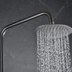 Luxe opbouwdoucheset in Black Gun Metal met PVD-coating, thermostatische douchekraan en hoofddouche van Ø20 cm. Inclusief verstelbare handdouche. Verkrijgbaar in 6 kleuren en 5 jaar garantie.