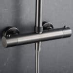 Luxe opbouwdoucheset in Black Gun Metal met PVD-coating, thermostatische douchekraan en hoofddouche van Ø20 cm. Inclusief verstelbare handdouche. Verkrijgbaar in 6 kleuren en 5 jaar garantie.