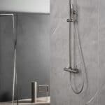 Luxe opbouwdoucheset in Black Gun Metal met PVD-coating, thermostatische douchekraan en hoofddouche van Ø20 cm. Inclusief verstelbare handdouche. Verkrijgbaar in 6 kleuren en 5 jaar garantie.