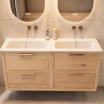 Modern naturel eiken badkamermeubel 140 cm met twee lades en mat witte mineraalstenen wastafel