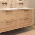 Modern naturel eiken badkamermeubel 140 cm met twee lades en mat witte mineraalstenen wastafel