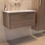 Modern donker eiken badkamermeubel 80 cm met één lade en mat witte mineraalstenen wastafel