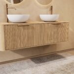 Rond hangend naturel eiken badkamermeubel 140 cm met groevenfront, eiken blad en witte solid surface waskom