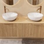 Rond hangend naturel eiken badkamermeubel 140 cm met groevenfront, eiken blad en witte solid surface waskom