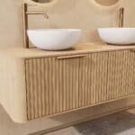 Rond hangend naturel eiken badkamermeubel 140 cm met groevenfront, eiken blad en witte solid surface waskom