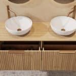 Rond hangend naturel eiken badkamermeubel 140 cm met groevenfront, eiken blad en witte solid surface waskom