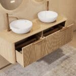 Rond hangend naturel eiken badkamermeubel 140 cm met groevenfront, eiken blad en witte solid surface waskom