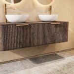 Rond hangend donker eiken badkamermeubel 140 cm met groevenfront, eiken blad en witte solid surface waskom