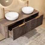 Rond hangend donker eiken badkamermeubel 140 cm met groevenfront, eiken blad en witte solid surface waskom